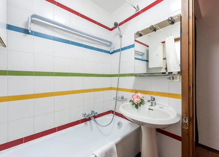 아파트 Cozy With Garden In - Happy 쿠르마예